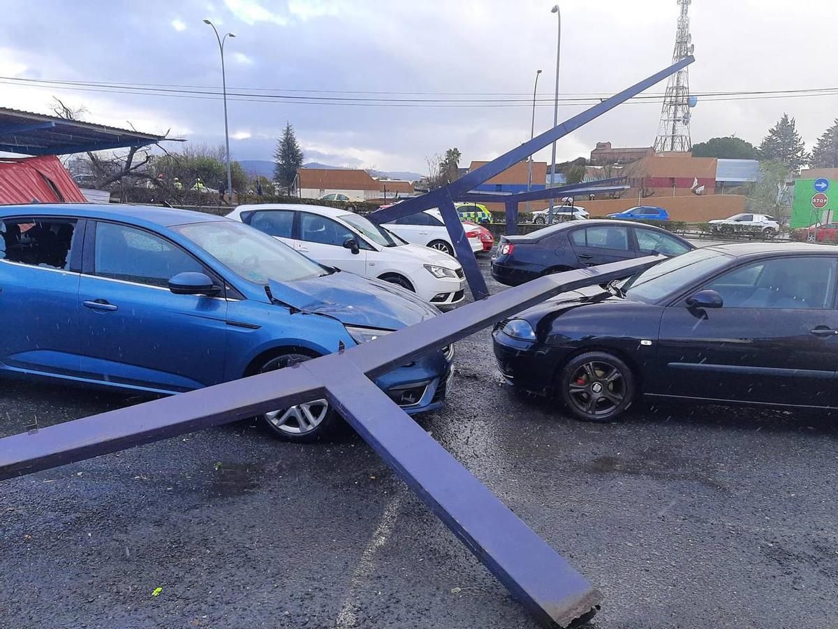 Fotogalería | Un tornado provoca destrozos en Plasencia Fotogalería | Un tornado provoca destrozos en Plasencia