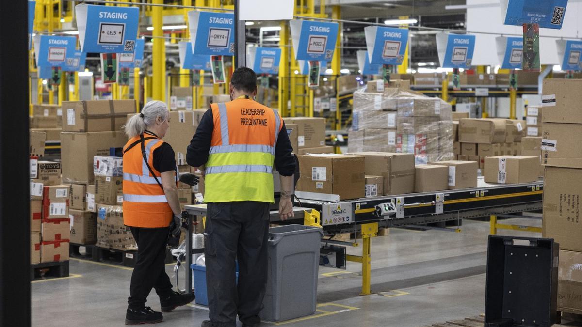 Trabajadores de un centro logístico de Zaragoza.