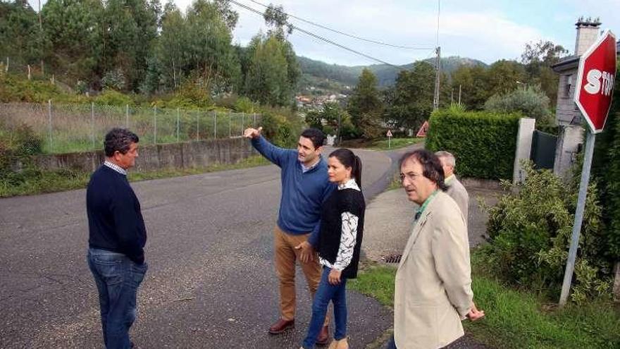 Nidia Arévalo y julio Alén con el portavoz del PP en Salceda. // D.P.