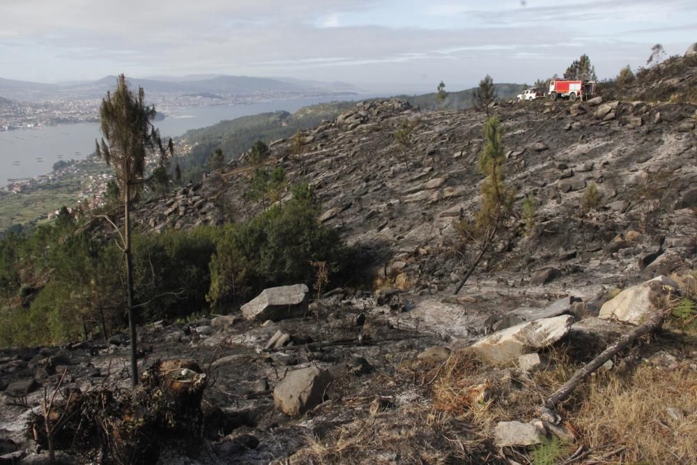 Incendios en Galicia | Un incendio nocturno quema 15 hectáreas en Domaio sobre el puente de Rande