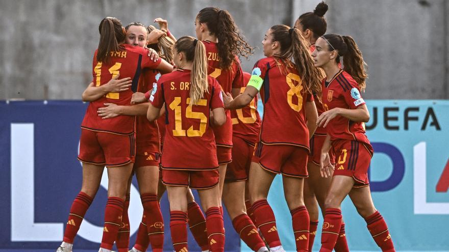 La selección española femenina de fútbol sub-19, tras marcar un gol.