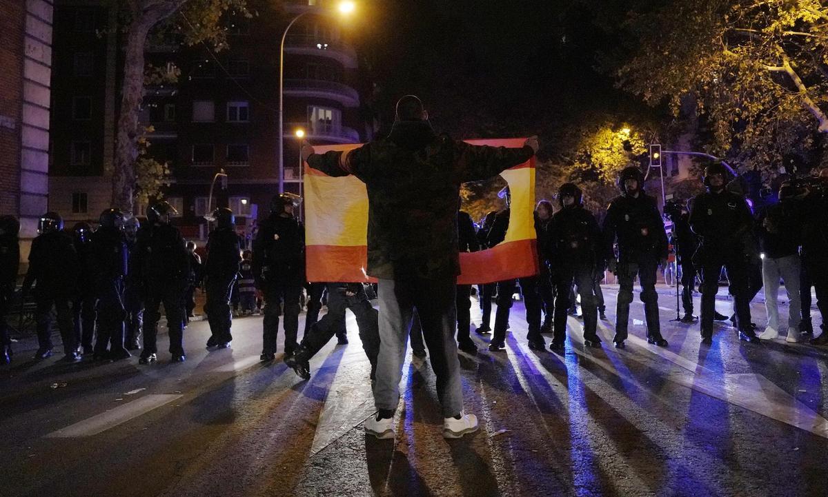 Sexta noche de protesta ante la sede del PSOE.