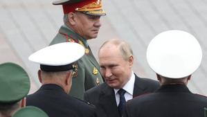 El Presidente ruso, Vladimir Putin y el ministro de Defensa, Serguei Shoigu, en el acto de celebracion de la victoria rusa contra la Alemania nazi, en junio de 2022 en Moscu