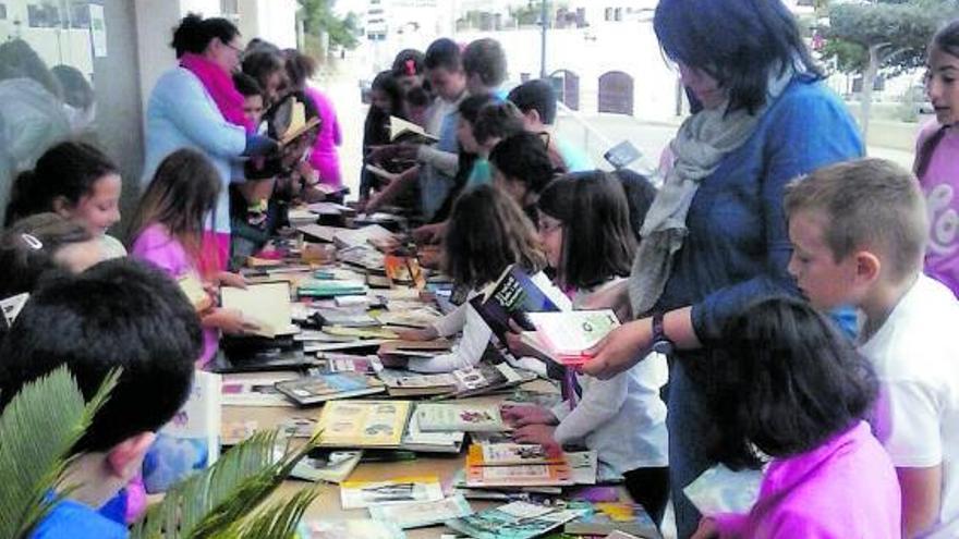 Niños y niñas en la exposición de libros infantiles en Sant Jordi. | AYUNTAMIENTO DE SANT JOSEP