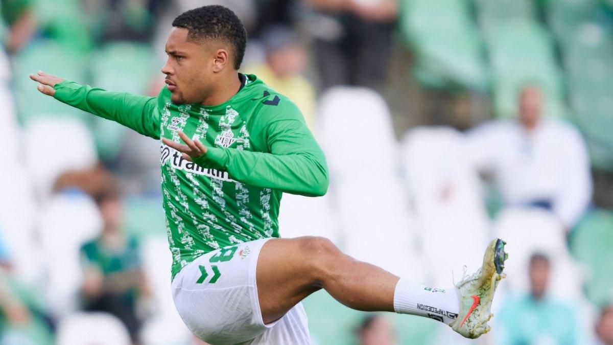 ¿Vitor Roque con la mente en Brasil? Así fue su expulsión frente al Gent...