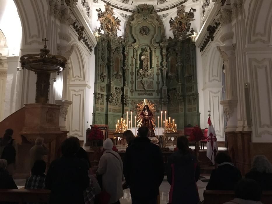 Cientos de malagueños acuden a rendirle devoción al Cristo de Medinaceli pese a la lluvia.