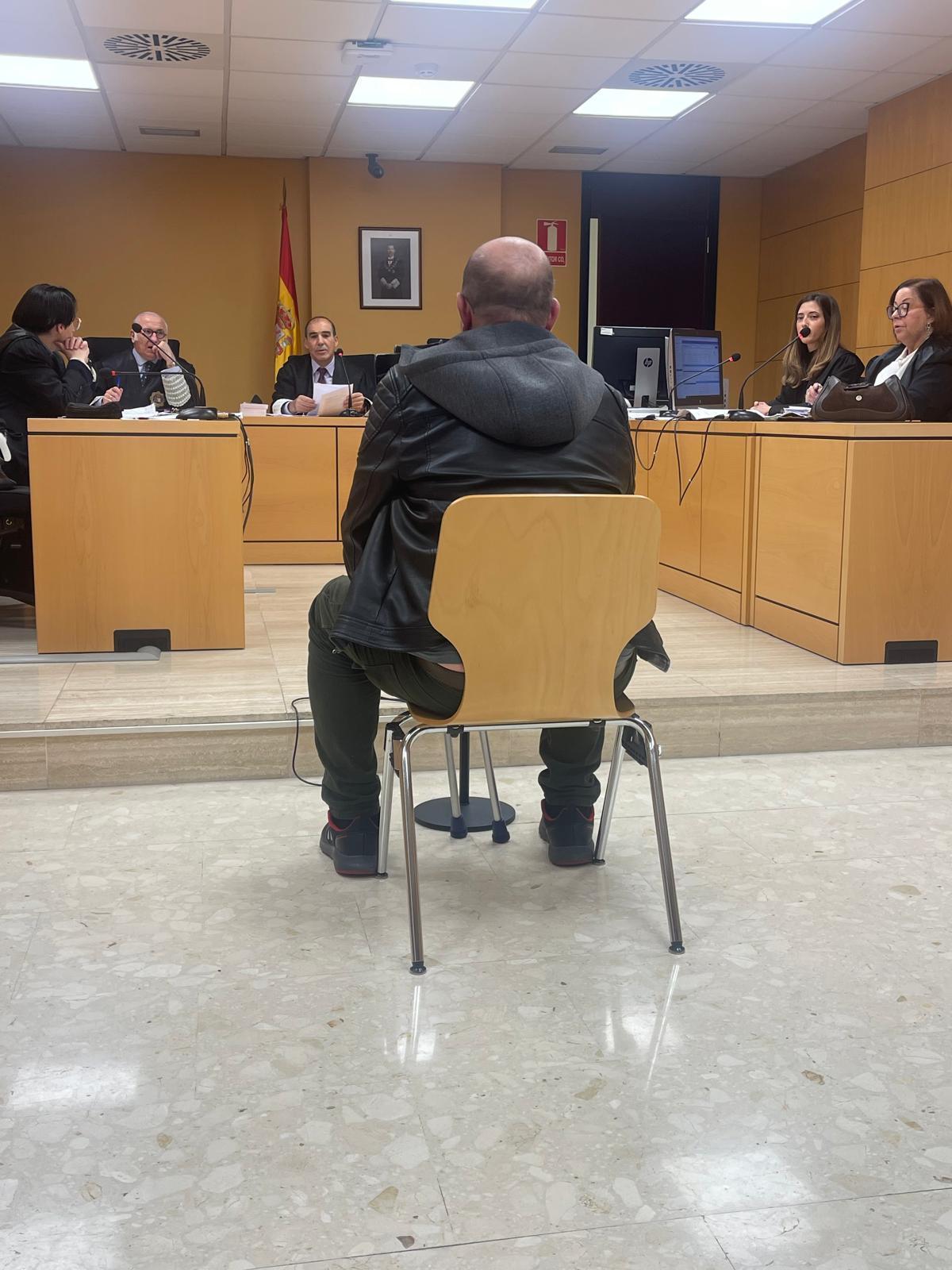 El acusado, al inicio de la vista oral celebrada en la Audiencia Provincial.