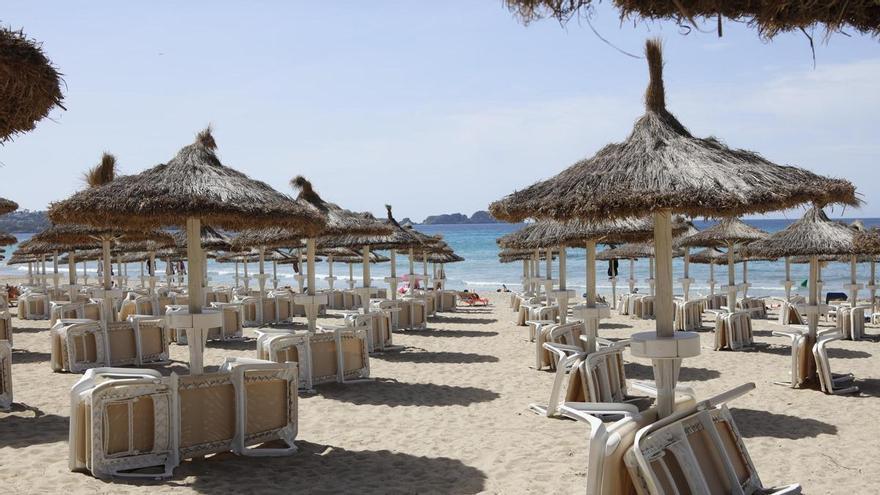 Esto cuesta alquilar tumbonas y sombrillas este verano en las playas de Mallorca
