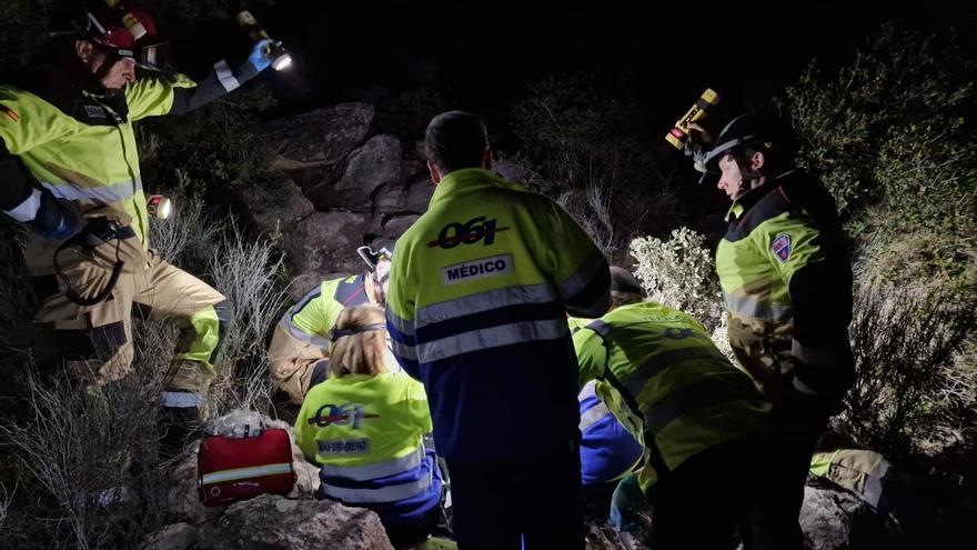 Los Bomberos rescatan a una excursionista atrapada en la Cueva de la Horadada tras una caída