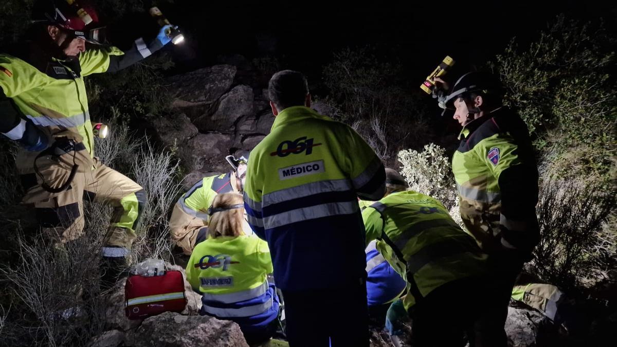 Los Bomberos rescatan a una mujer de la Cueva de la Horadada, en Yecla.