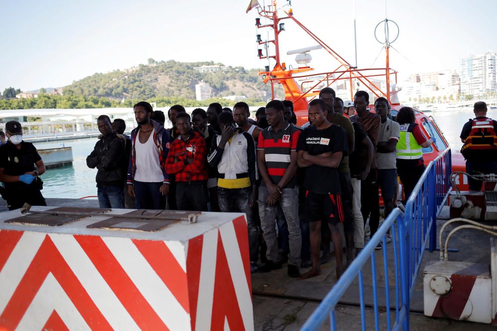 Llegan al puerto de Málaga 54 ocupantes de una patera