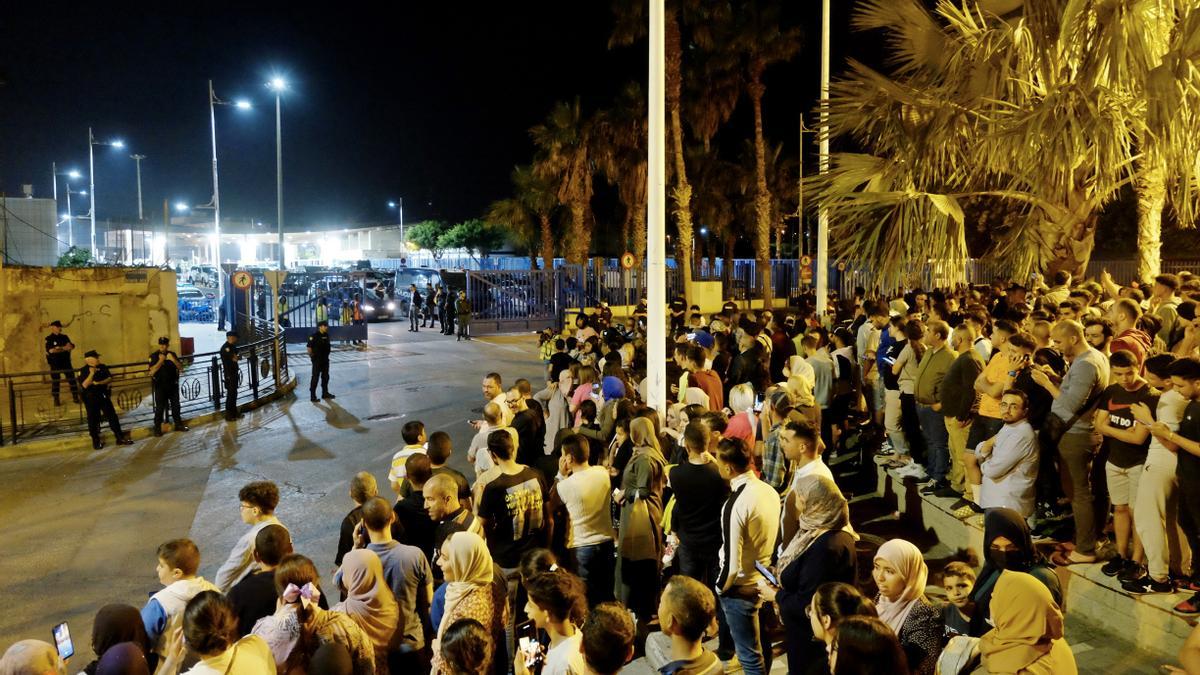 Marroquíes esperan en Castillejos la llegada de familiares con la reapertura de la frontera de Ceuta, el 16 de mayo Óscar Giménez Barrios Europa Press