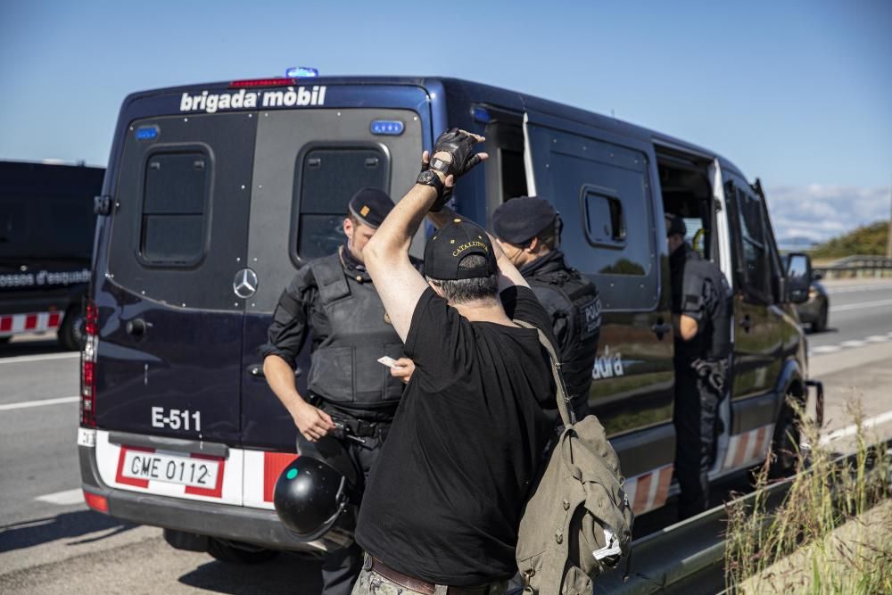 Els Mossos carreguen per dispersar les persones que tallaven la C-65 a Cassà