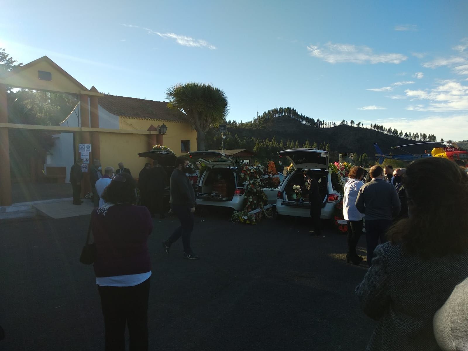 Multitudinaria despedida en Gran Canaria a la familia asturiana muerta en un barranco