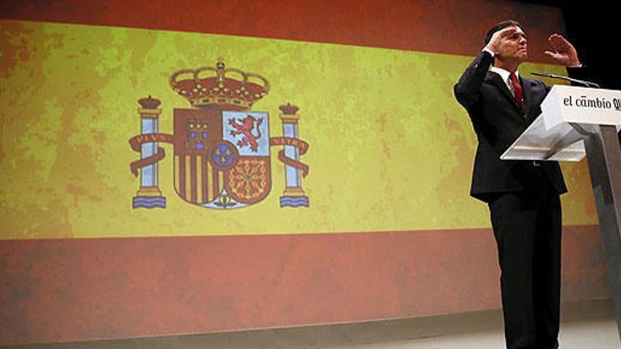 Pedro Sánchez, con la bandera de España detrás.