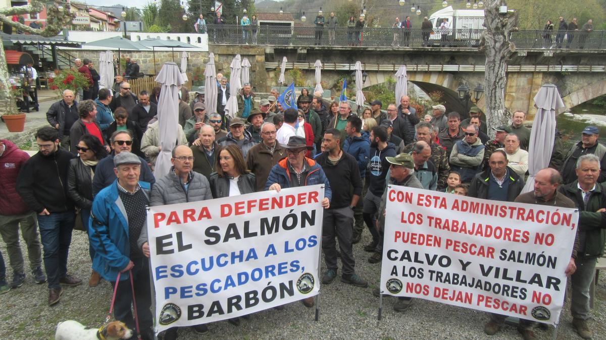 Concentración ribereños en el Sella contra la normativa regional que restringe la pesca.