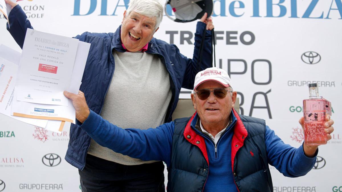 Christine y Jurgen Breme, la pareja más afortunada del sorteo del Torneo de Golf Diario de Ibiza - Trofeo Grupo Ferrá. |