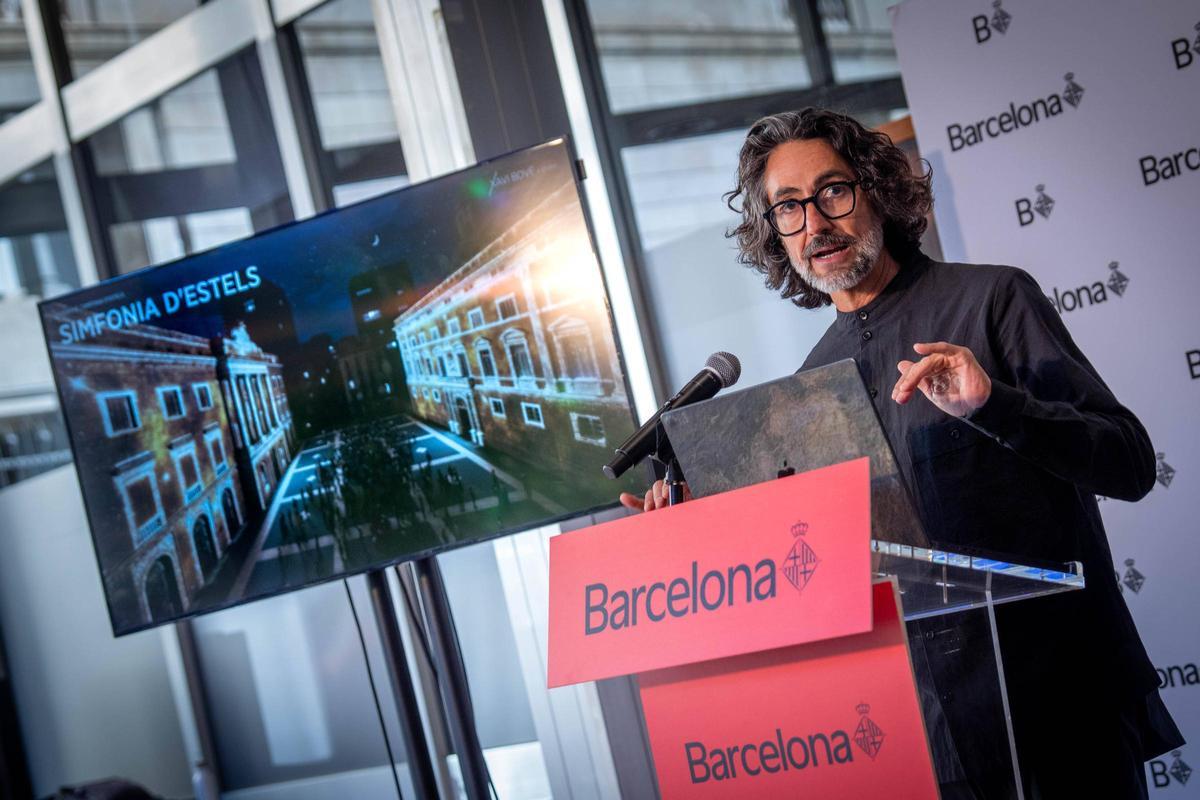 El artista Xavi Bové, durante la presentación del espectáculo de luz que decorará la plaza de Sant Jaume esta Navidad en Barcelona.