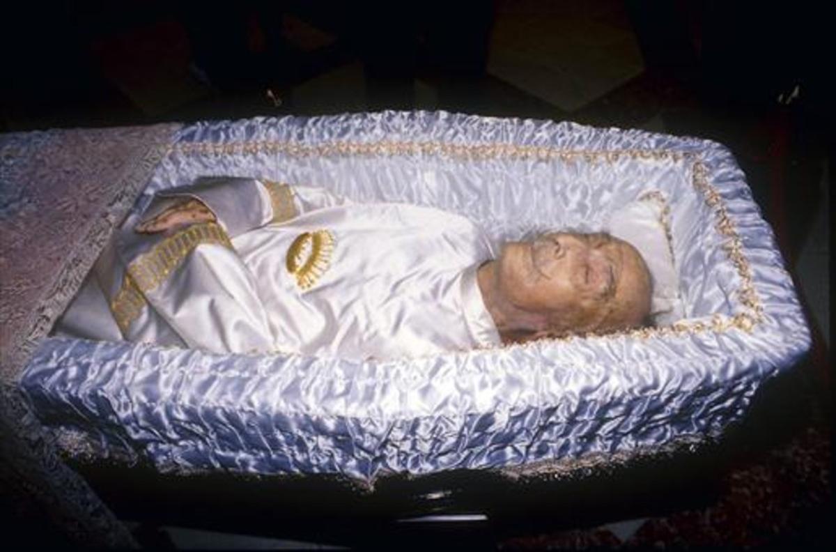 El cadáver embalsamado de Dalí, fallecido el 23 de enero de 1989.