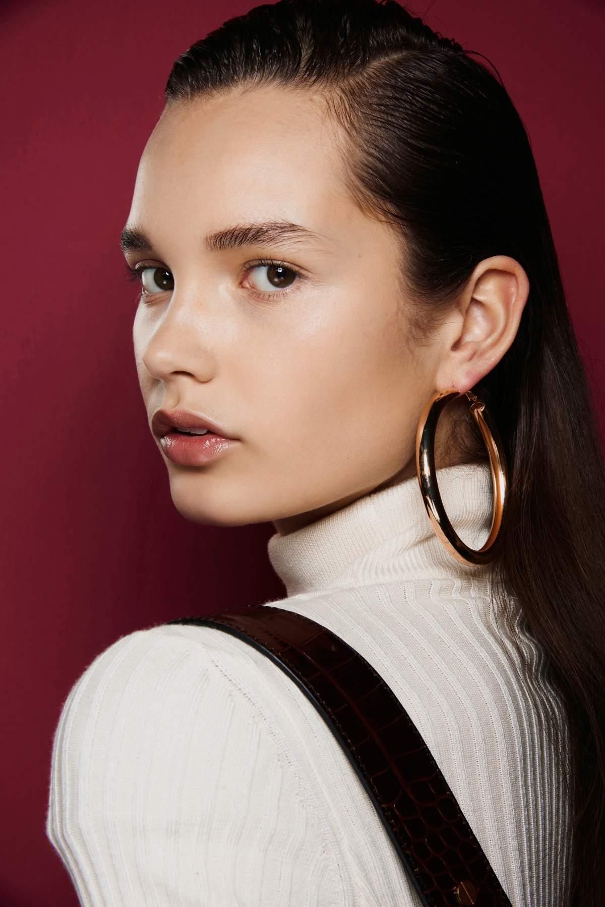 Modelo con piel perfecta para hablar de ácidos