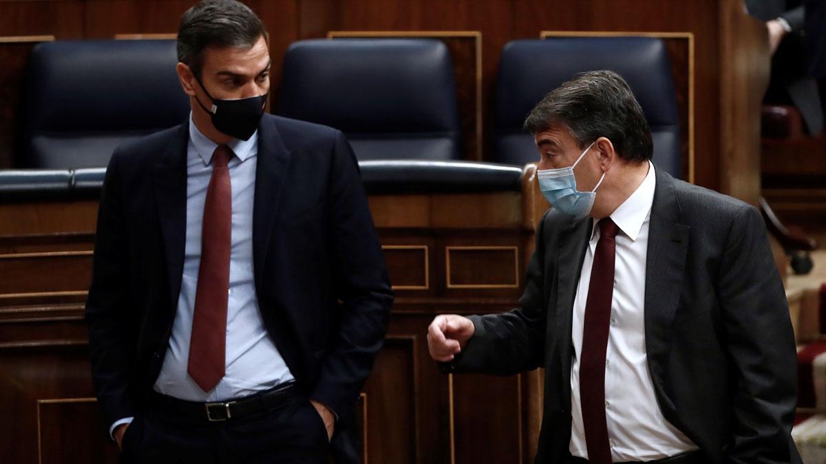 El PNV logra la eliminación del impuesto al diésel e inversiones en Euskadi. En la foto, Pedro Sánchez y Aitor Esteban conversan en el Congreso el 21 de octubre del 2020.