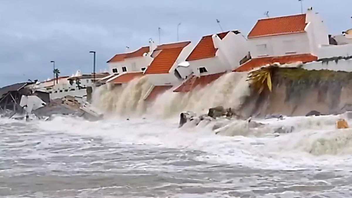 Almonte lanza un vídeo con IA de casas derrumbándose en Matalascañas si "no se hubiera actuado de urgencia"