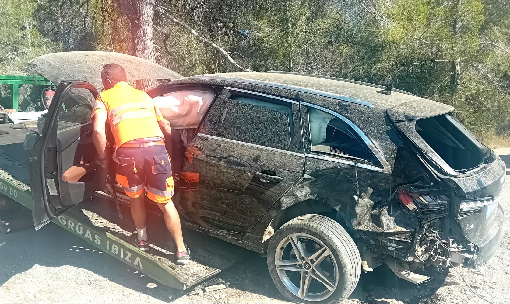 Galería: Rescatan un coche que había caído por un barrando de 28 metros en Ibiza