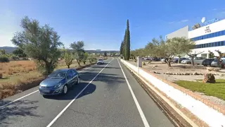 Un camión vierte parte del hormigón que transportaba en la CV-650 a su paso por Ontinyent