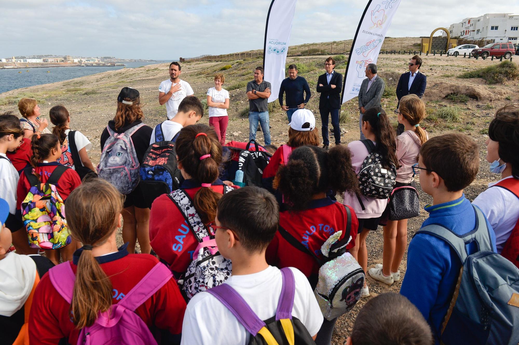 Los alumnos del Saulo Torón limpian la playa de Aguadulce