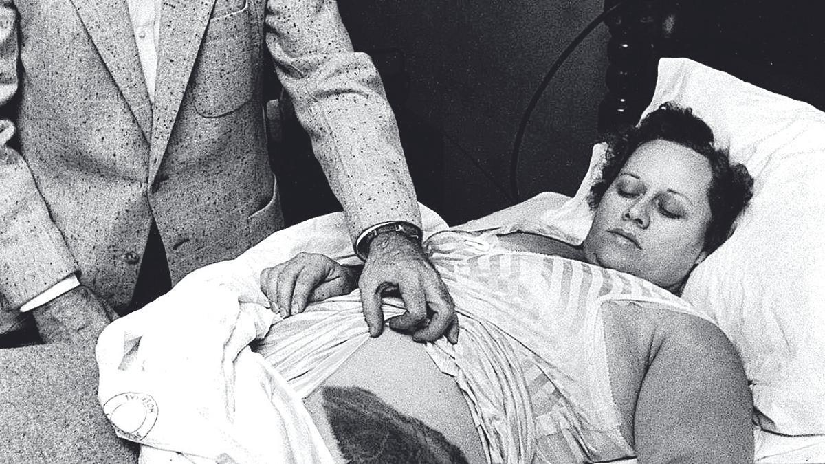 Un cardenal gigantesco en la cadera de Ann Hodges.