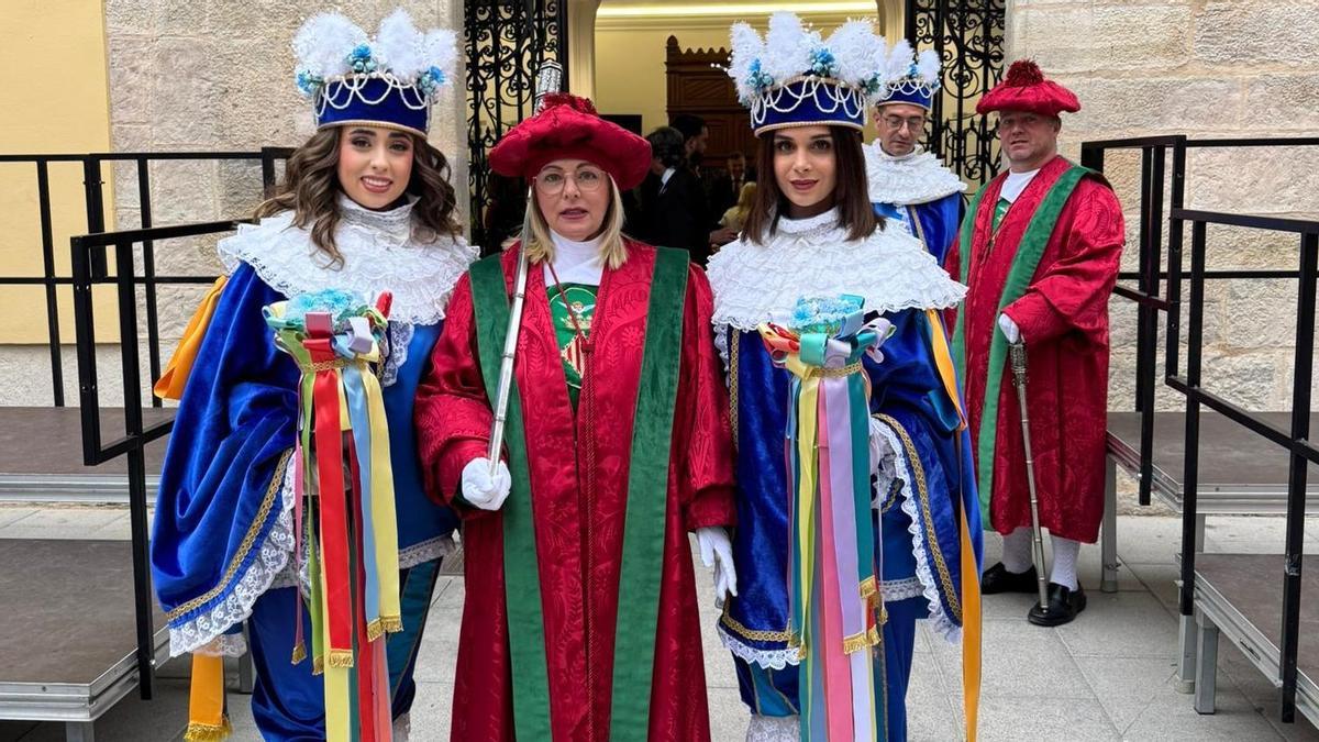 Gisela Roselló Pérez y Arianna Nazaryan Khachatryan, con la indumentaria típica de la representación., junto a la macera Ángeles Bou.