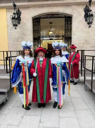 Las mujeres irrumpen por primera vez en la 'escolta' que acompaña a la patrona de Cullera en la “Baixà"