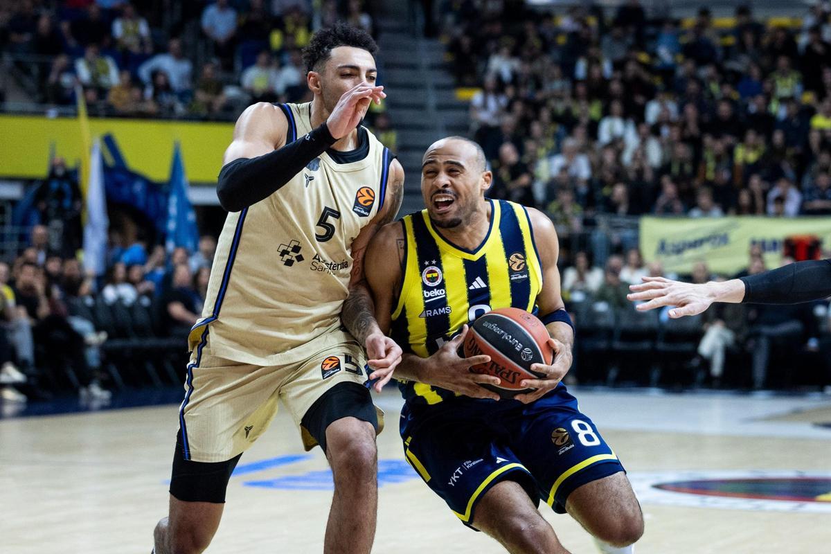 Norris, en una acción defensiva ante Horton-Tucker, uno de los destacados de Fenerbahçe