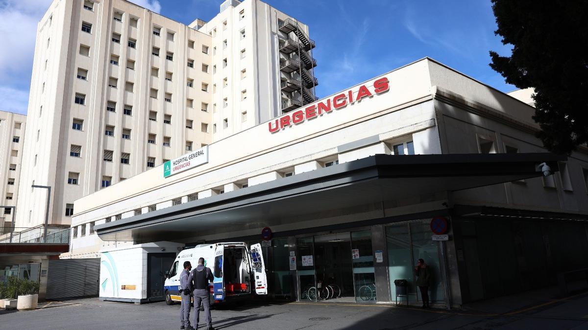 Acceso al servicio de Urgencias del Hospital Virgen de las Nieves, de Granada.
