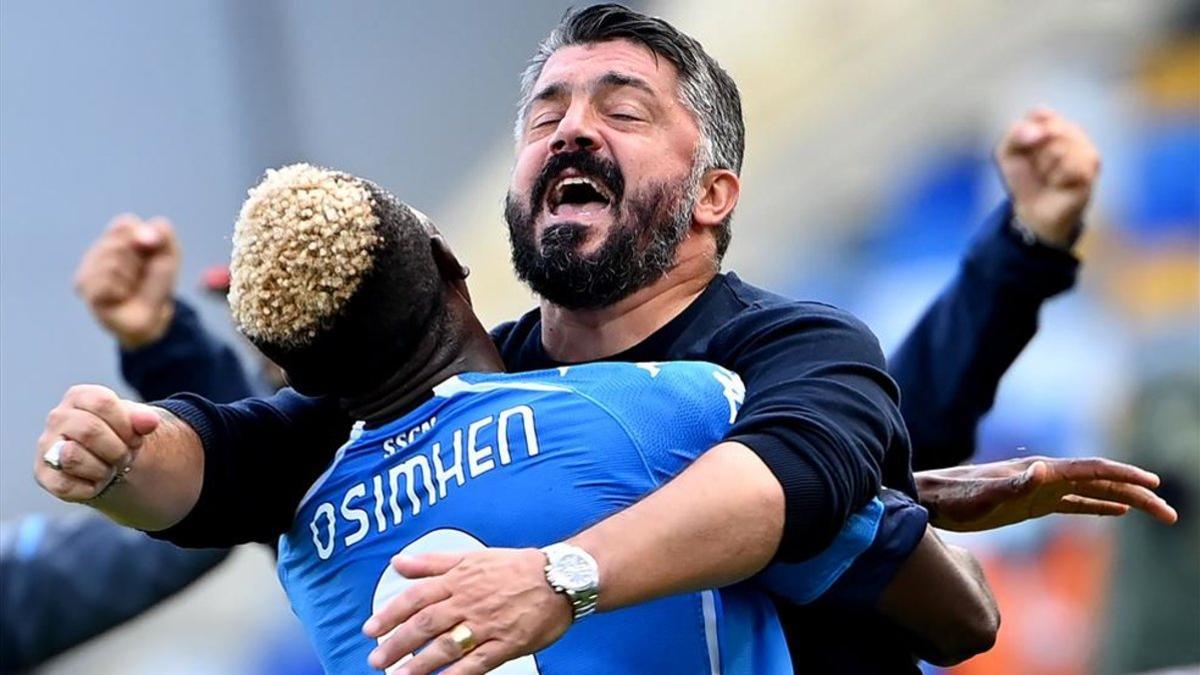 Rino y Osimhen celebran el 4-0 contra la Atalanta