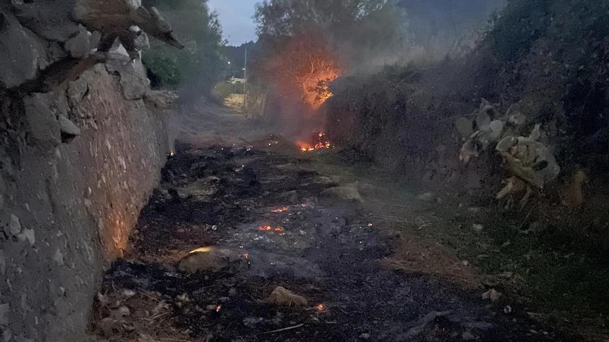 Los bomberos sofocan un incendio en el barranco de las Fontanelles de Corbera