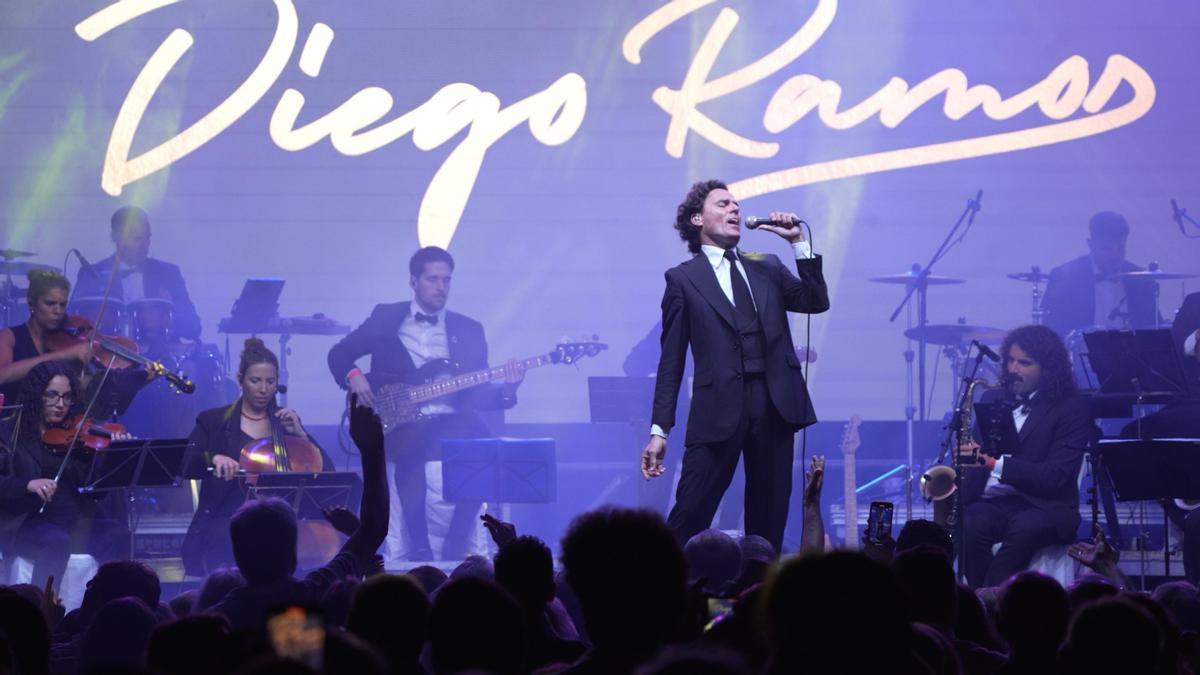 Diego Ramos en su concierto tributo al cantante Julio Iglesias.