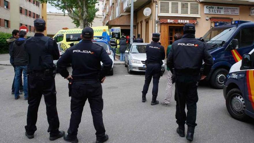 Agentes de la Policía Nacional, durante la intervención para reducir al joven.