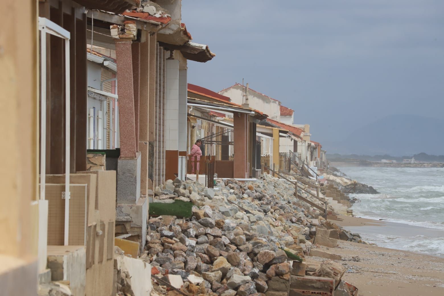 Guardamar denuncia ante Costas las obras sin autorización de vecinos de la playa Babilonia