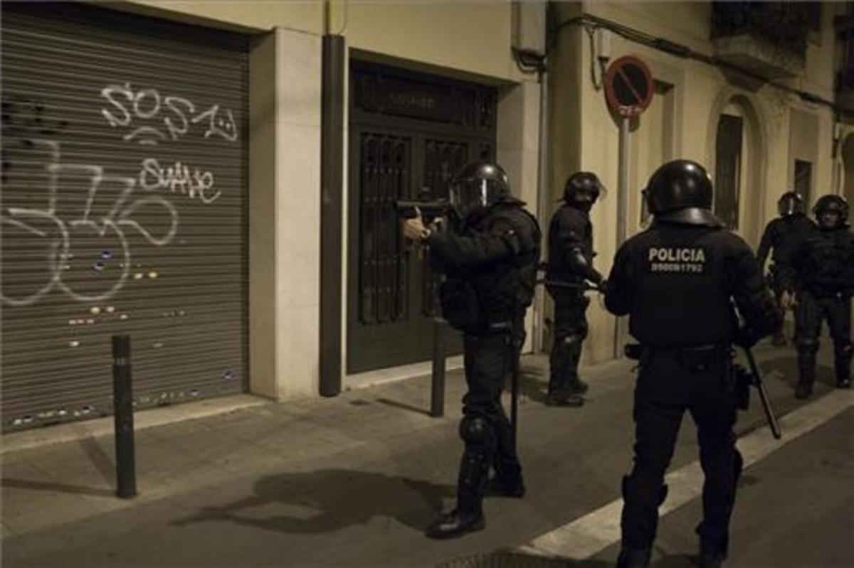 Imatge dels disturbis de la manifestació de Can Vies al barri de Sants.