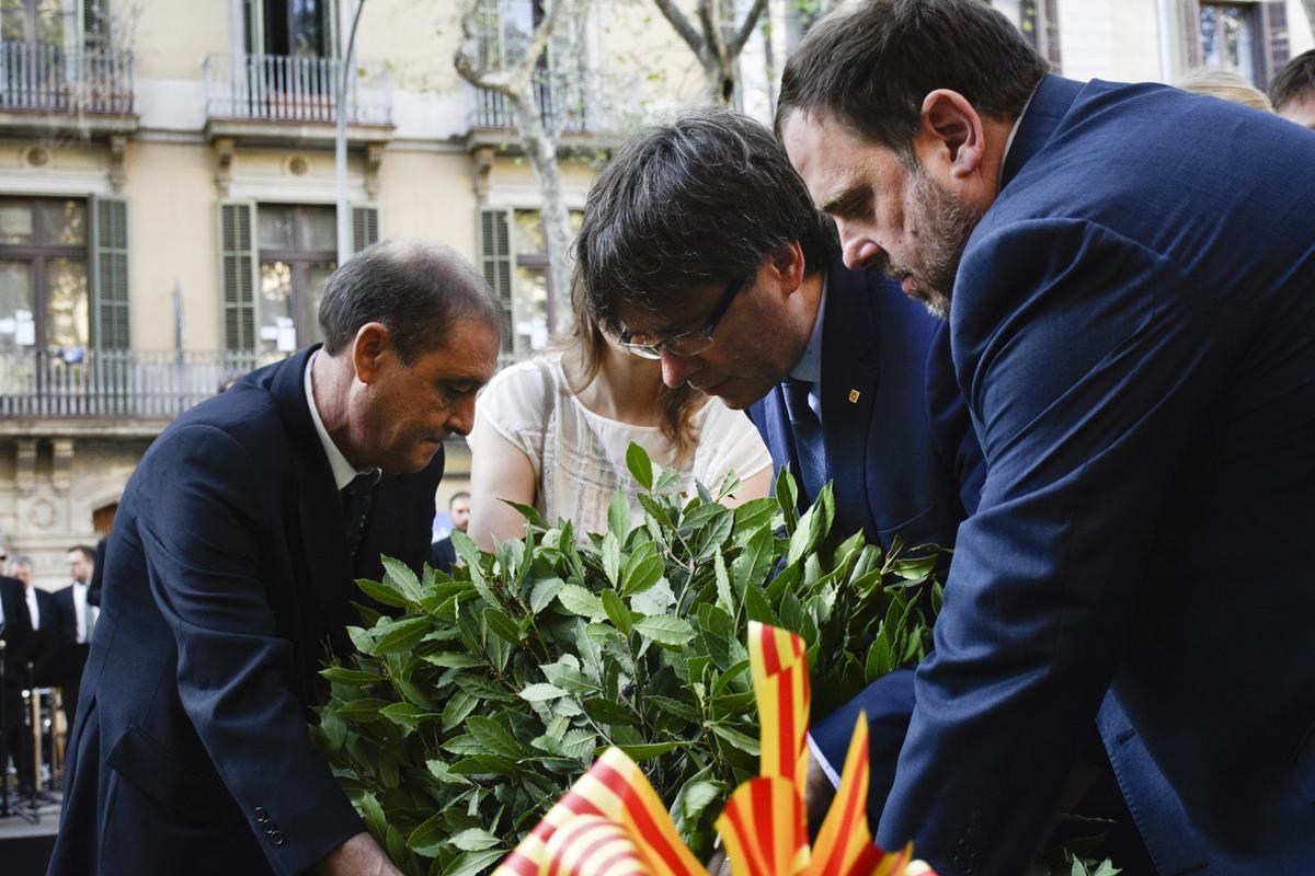 El ’president’ Carles Puigdemont y el vicepresidente de la Generalitat, Oriol Junqueras, depositan la ofrenda floral ante el monumento de Rafael Casanova.