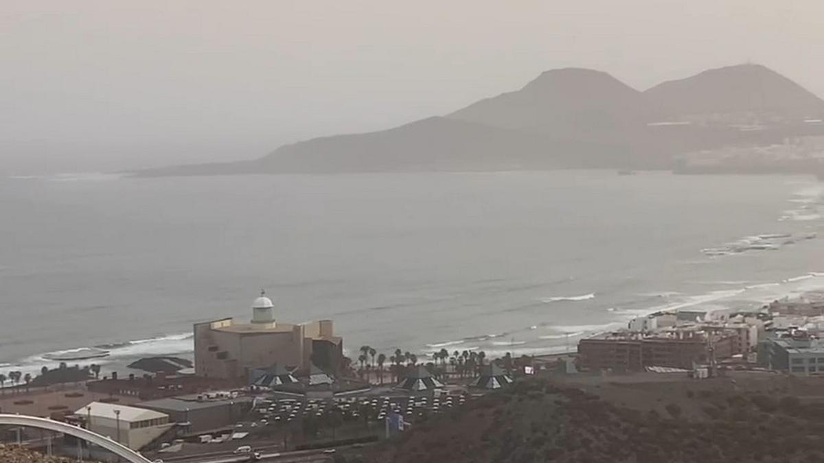 La calima invade Las Palmas de Gran Canaria (11 de abril de 2024)