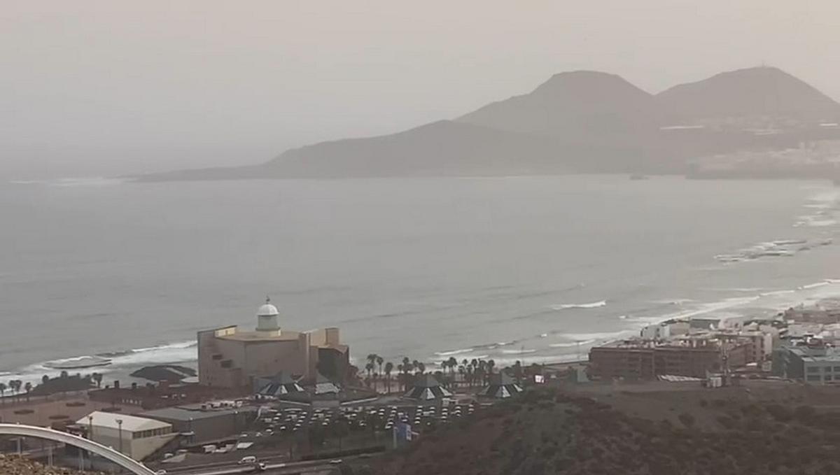 La calima invade Las Palmas de Gran Canaria (11 de abril de 2024).