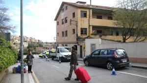 Vecinos de El Barco retiran algunas de sus pertenencias de sus antiguas casas, una vez desalojado el edificio por riesgo de derrumbe