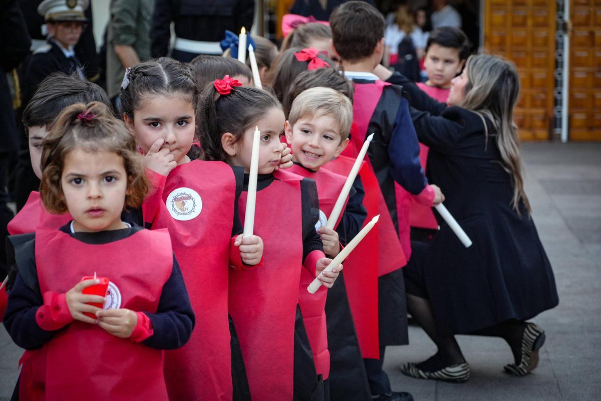 Los nazarenos del Señor de los Afligidos salen del colegio Santa Teresa de Badajoz.