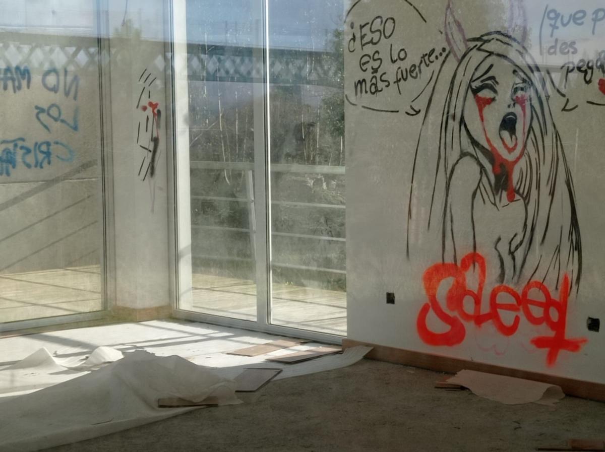 Algunas de las pintadas del interior.