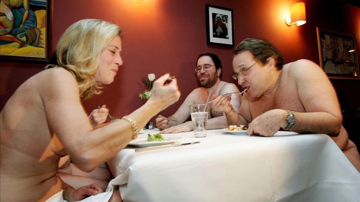 Unos comensales comen en un restaurante nudista de Nueva York en el 2005.