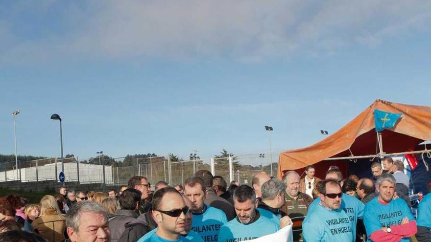 Los huelguistas, durante la protesta que realizaron ayer.