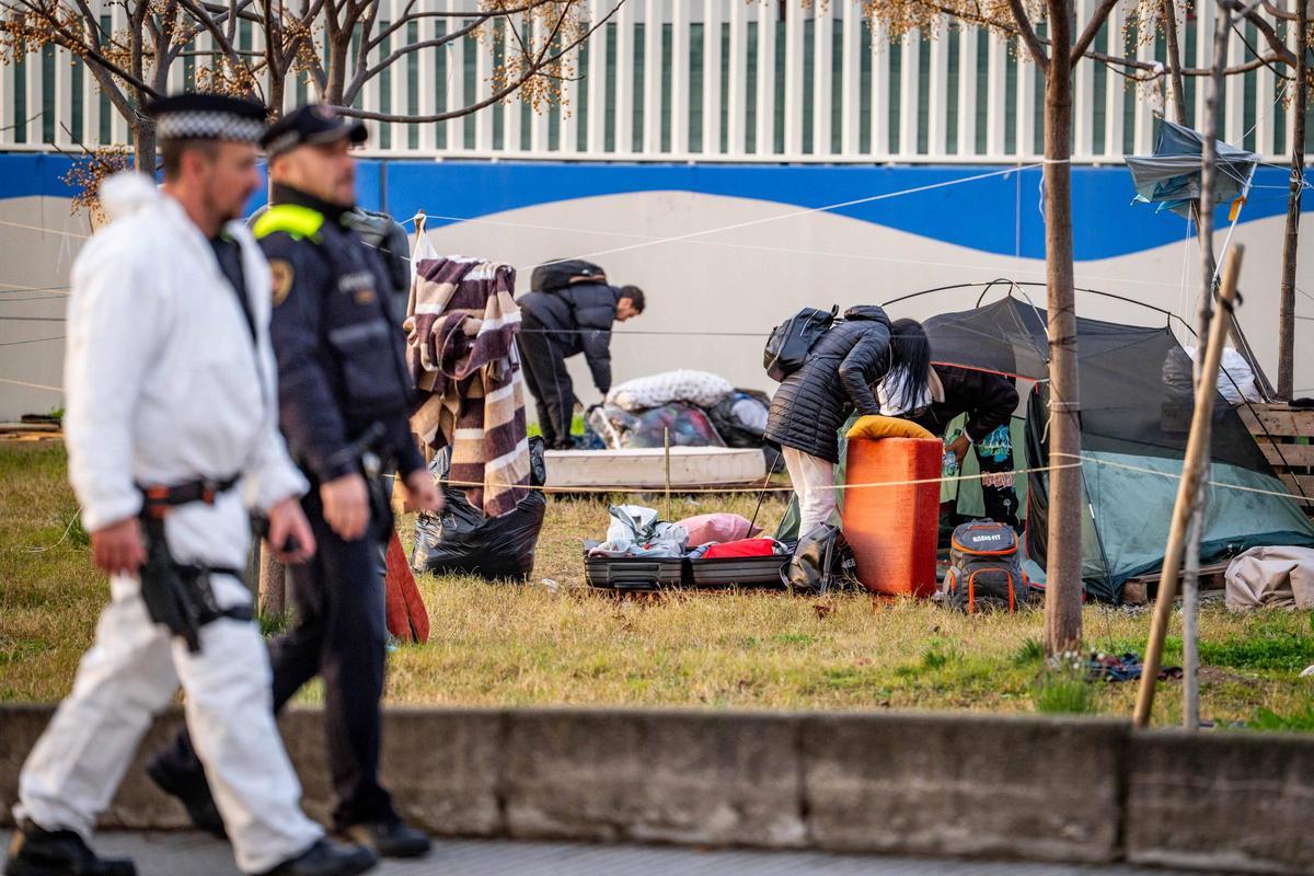 Barcelona desaloja el campamento de la Zona Franca Barcelona desaloja el campamento de la Zona Franca