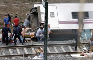 Els serveis d’emergència sanitària atenen els ferits al lloc de l’accident.